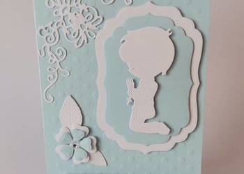 ZAWIADOMIENIA KOMUNIA CHŁOPIEC KLĘCZĄCY NAROŻNIK KORONKA C6 BŁĘKIT – BIEL