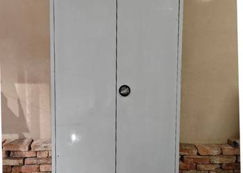 Solidna szafa metalowa dwudrzwiowa zamykana na klucz, idealna do biura, mag