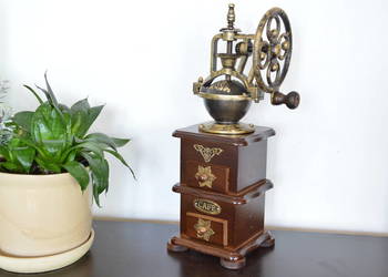 piękny drewniany MŁYNEK do kawy piętrowy