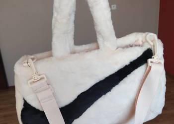 Nike torebka z futerka różowa puszysta na ramię z długim paskiem futrzana