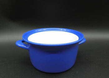 Mały, ceramiczny garnek z dwoma uchwytami, do zapiekania