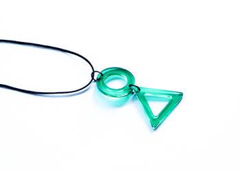 Zielony geometryczny wisiorek koło i trójkąt 4,7 cm kształty Zielony geometryczny wisiorek koło i trójkąt 4,7 cm kształty