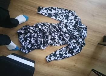 Sukienka w czarno-biały kwiatowy wzór (Zara)