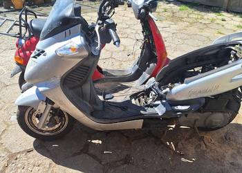 Sprzedania dwa skutery vespe 50 a sym 200 pojemność bez papierow