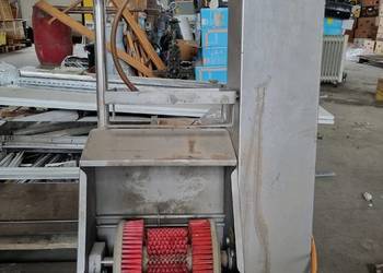 Urządzenie do czyszczenia i dezynfekcji obuwia roboczego