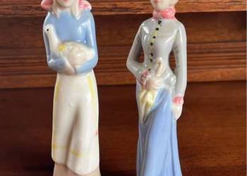 Figurka: Pani z gąską i dama z parasolką. Bez sygnatury. Miniaturki.  Porce Figurka: Pani z gąską i dama z parasolką. Bez sygnatury. Miniaturki.  Porce