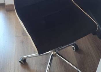 Fotel biurowy czarno biały welur