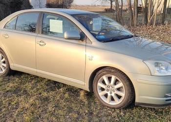 Toyota Avensis 2.0 D alufelgi z oponami zimowymi