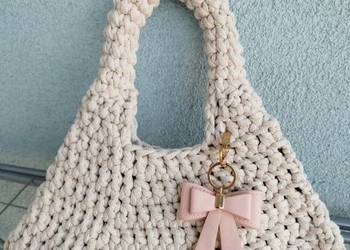 Torebka Trapez crochet ręcznie robiona, z brelokiem