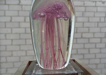 Szklany przycisk do papieru z meduzą