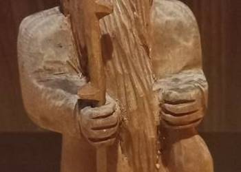 Drewnisna figurka wedrowca