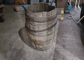 Stara duża drewniana beczka