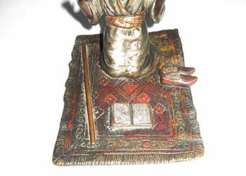 Wiedeń- Brąz .Arab modlący się na dywanie ok.1900 Wiedeń- Brąz .Arab modlący się na dywanie ok.1900