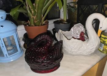 Łabędź rubinowy bomboniera, szkło