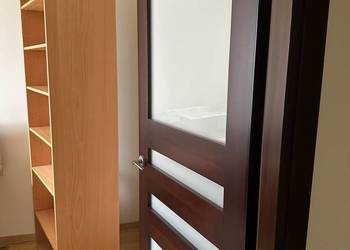 Dwustronny regał fornirowany