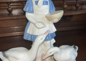 Figurka dziewczynki karmiącej gąski. Syg. GDR i wycisk nr w masie 1832. Cen