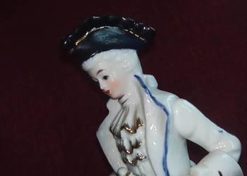 Figurka mężczyzny z szablą.