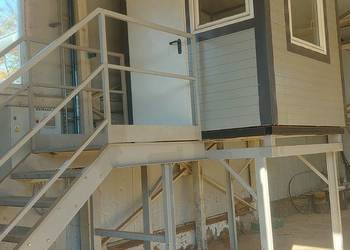 Kontener / Stróżówka na podeście z instalacją elektryczną