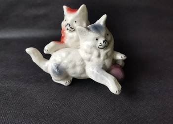 Stara porcelanowa figurka Koty z Piłką