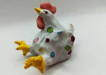 Figurka ptak kurczak gruby w kolorowe kropki wiosenna dekoracja