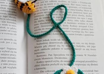 Pszczółka wykonana na szydełku, zakładka do książki