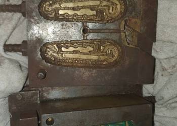 Forma wtryskowa do produkcji plastikowych zabawek: gąsienice czołgu renault