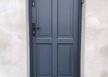Nowoczesne drewniane drzwi z dowozem do domu