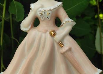 Antyczna figurka, wiktoriańska 
porcelanowa, przedstawiająca damę w sukni z