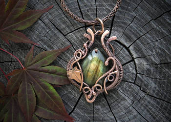 Miedziany wisiorek, labradoryt, motyw bluszczu, handmade