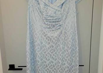 Elegancka sukienka z błyszczącą nitką