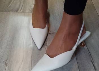 (43) Białe czółenka wieczorowe z odkrytą piętą i złotym obcasem, NOWE