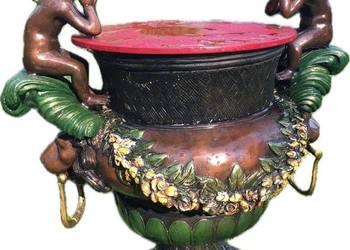 Wielka donica z brązu dzban