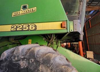 Kombajn zbożowy John Deere 2256