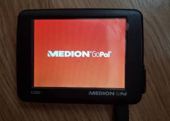 Nawigacja samochodowa MEDION E3260 plus uchwyt mocujacy oraz kabel USB