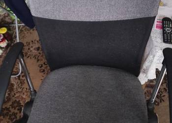 Wygodne, używane krzesło biurowe na kółkach.