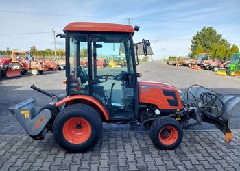 Ciągnik ogrodniczy komunalny Kioti CK2810 HST + pług śniegu i piaskarka Ciągnik ogrodniczy komunalny Kioti CK2810 HST + pług śniegu i piaskarka