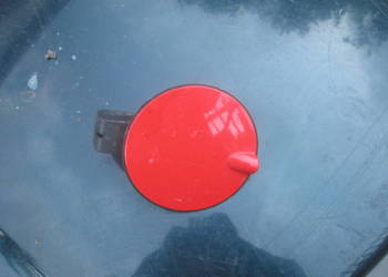 Klapka wlewu paliwa Opel Corsa C 00-06 czerwona