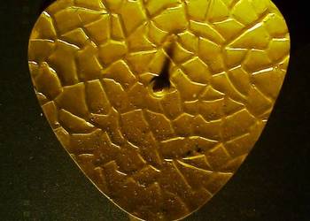 Metalowy świecznik w kształcie trójkąta z zaokrąglonymi wierzchołkami