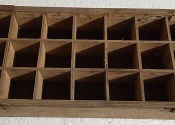 Stare drewniane pudełko z przegrodami