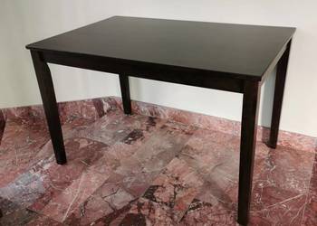 Nowy stół z litego drewna – solidny i elegancki