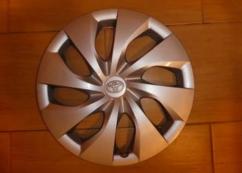 Oryginalny kołpak Toyota R16 - lekko uszkodzony