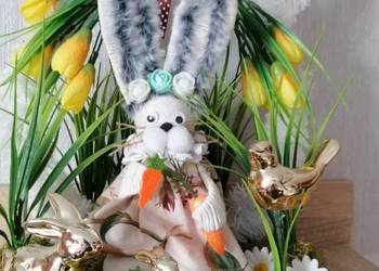 Stroik świąteczny wielkanocny na plastrze drzewa z złotymi zajączkami.