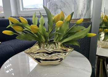 Złoty wazon osłonka usta