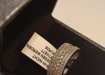 Pierścionek-obrączka wysadzana cyrkoniami, rozm 15, NOWY