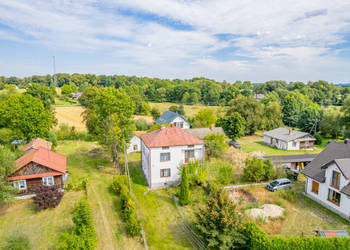 Słoneczny dom położony w spokojnej okolicy