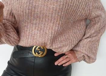 Sweter w kolorze pudrowego różu z odkrytymi ramionami r36-46
