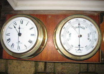 Zegar jachtowy z barometrem.