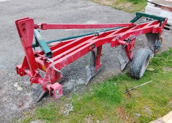 Duży pług 4 skibowy z broną która dobrawia ziemię lemiesze z dłutem
