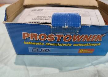 Prostownik do ładowania akumulatora motocykla