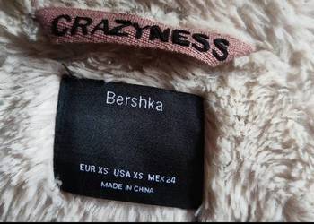 Kurtka marki Bershka w kolorze pudrowego różu.